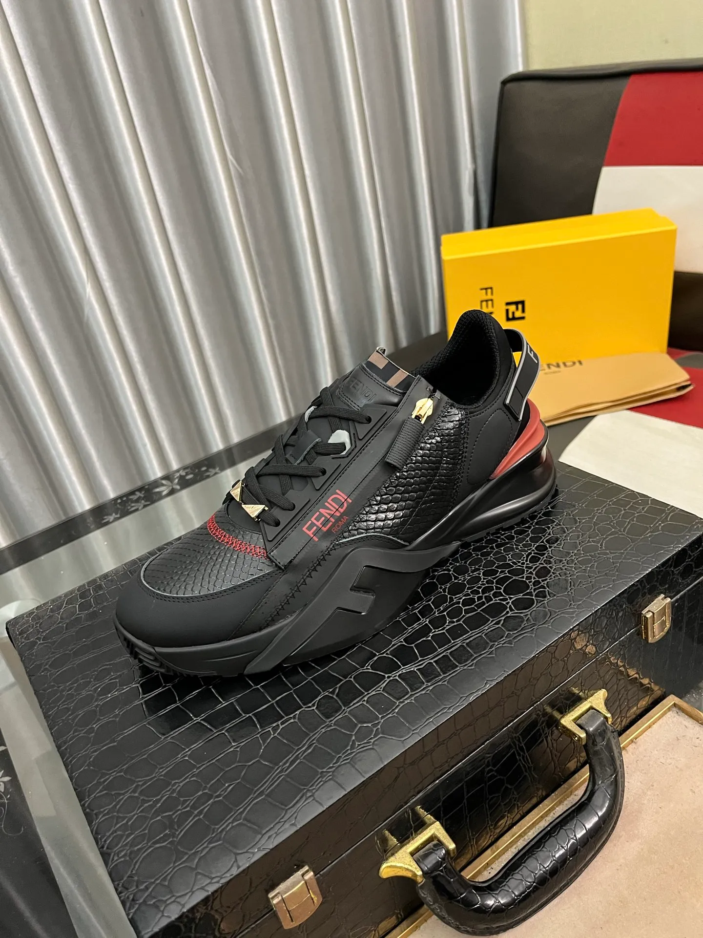 Men's Men's Shoes💰540⌚️⌚️【FENDI】FENDI high-tops are classic and comfortable for men. This complex sneaker is made of soft calfskin➕genuine leather lining➕original ultra-light rubber material with rough outsole. This unique and thin style is suitable for the casual and refined sensibility of this season. It is comfortable and natural on the feet. It is an everyday style for casual travel in autumn and winter! 38−444️⃣colors available